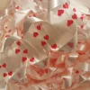Nastro bianco con cuori rossi
